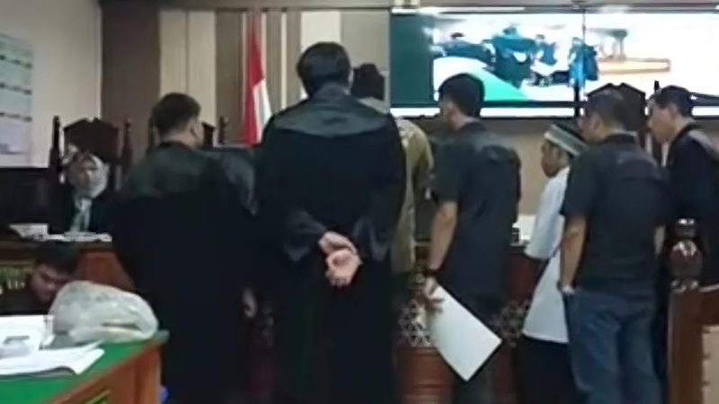 Suasana persidangan terdakwa Priyo Bagus Setiawan kasus pembunuhan satu keluarga di Paoman, digelar di Pengadilan Negeri Indramayu, Senin (25/5/2025).