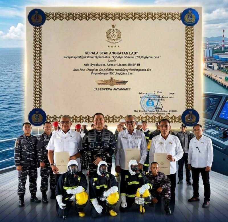 Asesor Lisensi Kepala Badan Nasional Sertifikasi Profesi (BNSP), Ade Syaekudin (paling kanan), bersama Kepala BNSP dan jajaran pejabat TNI AL usai penyematan brevet kehormatan di KRI Bontang-907.