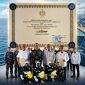 Asesor Lisensi Kepala Badan Nasional Sertifikasi Profesi (BNSP), Ade Syaekudin (paling kanan), bersama Kepala BNSP dan jajaran pejabat TNI AL usai penyematan brevet kehormatan di KRI Bontang-907.