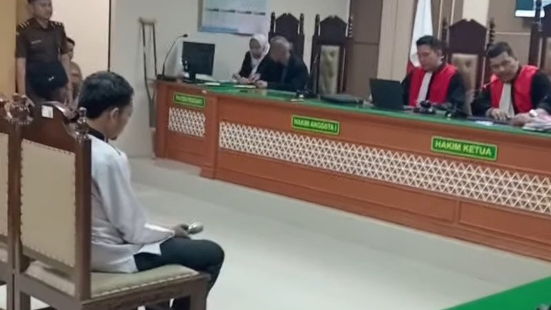 Terdakwa Ririn Rifanto saat menjalani persidangan kasus pembunuhan satu keluarga di Pengadilan Negeri Indramayu